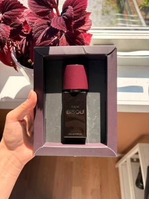 Caia bisou parfym  - Caia bisou parfym helt ny, fick i present men är mer av en gourmand person. Aldrig använd, 50ml. 