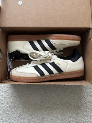 Adidas Samba sneakers vit/svart - Helt nytt skick! Köparen står för frakt! Finns även svarta skosnören som skickas till! 