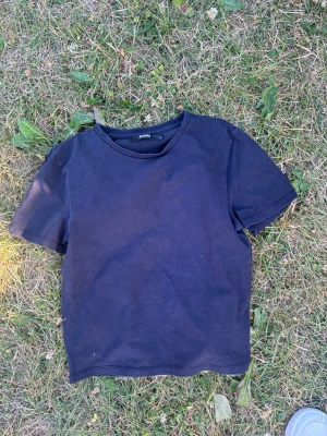 Svart croppad tshirt - Tröjan är liten i storlek. Lite åt det croppade hållet och sitter tight!