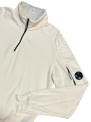C.P. Company Light Fleece Half Zip Apricot Sweatshirt - XLarge - Gott skcik - Små flaws - Kommer vara med på Sneakershyllan Live på Plick Torsdagen 16/7 - 19:00