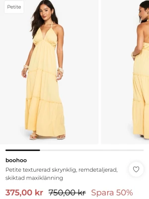 Gul maxiklänning med halterneck - Ljusgul maxiklänning med halterneck och skiktad kjol. Klänningen har smala knytband i nacken, v-ringad front och är ärmlös. Perfekt för varma dagar och har en luftig, flowy passform. Aldrig använd lapp kvar. Kom med prisförslag 