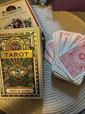 Tattoo tarot (svenska)  - I nytt och mycket bra skick, guidebook medföljer självklart. Korten  är som nya och inte använda,  enbart tittat på korten. Varan finns på andra ställen också då jag vill få sålt så fort som möjligt. Ny pris i affär: 205kr (skickas samma dag eller dagen därpå, vid frågor tveka inte att höra av er ❤️) 