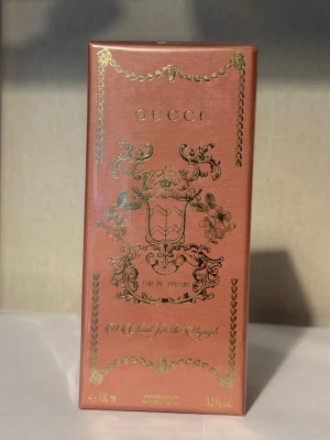 Gucci Eau de Parfum 100 ml - Lyxig parfym från Gucci i en elegant roséguldig kartong med gulddetaljer och klassiskt emblem. Flaskan innehåller 100 ml Eau de Parfum och har en exklusiv och tidlös design som passar perfekt för dig som vill ha något extra.