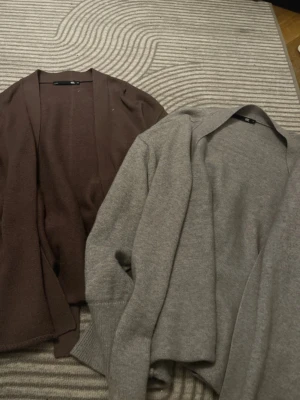 Cardigans  - Två stycken koftor från lager 157 i storlek xs och s. Båda är använda en gång, inga defekter på någon av de.   Postar mellan 1-3 dagar efter köp.  Hör gärna av dig om du har frågor eller vill ha fler bilder!