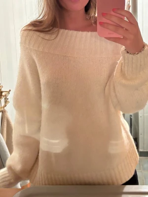 Stickad Off shoulder  - Vit stickad Off shoulder tröja 