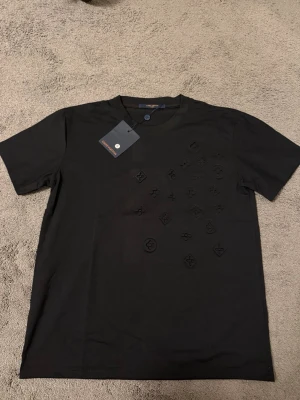 LV T-shirt - Exclusive Louis Vuitton tshirt helt ny skick 10/10 storlek S.