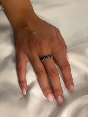 Silverring med pärlor - Snygg silverring dekorerad med  pärlor runt bandet. Aldrig använd och i väldigt fint skick.