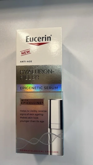 Eucerin Hyaluron-Filler Epigenetic Serum - Eucerin Hyaluron-Filler Epigenetic Serum är ett anti-age serum med Epicelline som hjälper till att synligt reducera tecken på hudens åldrande. Kommer i en silverfärgad förpackning med holografiska detaljer och innehåller 30 ml. Passar alla hudtyper och är dermatologiskt testad.