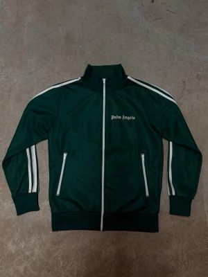 Palm Angels Tracktop - Köpt på illum i köpenhamn. Lite skrapsår på höger arm (bild på 2) därav priset