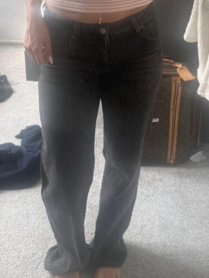 Svarta ZARA jeans - Svarta jeans från ZARA , Använd inte längre kände bra läge att få bort lite kläder storlek 34