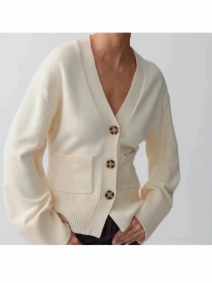 Krämvit kofta med stora knappar - Suuuper fin beige kofta från Gina, helt slutsåld på hemsidan i alla storlekar💗💗 koftan är helt ny har endast testat den en gång så inga defekter alls!!💫