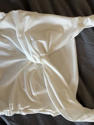 Vit omlott topp med knyt - Snygg vit omlott topp med knyt. Storlek S, från Shein. Endast testad. 