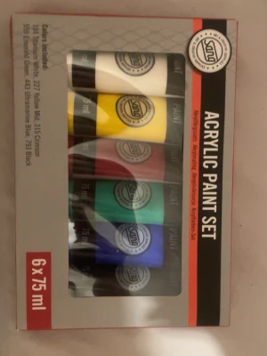 Set med akrylfärger 6x75 ml - Säljer ett set med akrylfärger från SÖNT, innehållande sex tuber i färgerna vit, gul, röd, grön, blå och svart. Perfekt för dig som gillar att måla och skapa egna konstverk. Varje tub innehåller 75 ml färg och kommer i en praktisk förpackning.