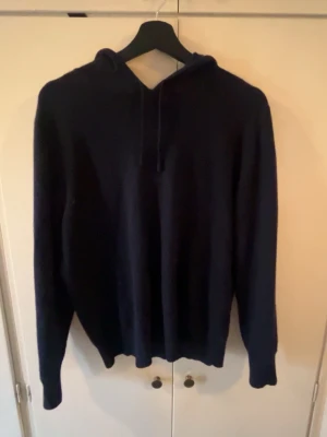 Mörkblå sayless Kashmir hoodie  - Säljer min mörkblå Kashmir hoodie från sayless. Storlek S passar xs (något liten på mig som är 181). Skick 8,5/10 använd men inga defekter bara något nopprig. Om du även vill köpa den gråa kan jag göra paketpris på båda för 800 kroner! Skriv vid frågor och linkande!