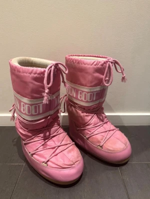 Rosa moon boot - Säljer dessa supersnygga och unika rosa moonboots!💕fint skick, liten defekt finns på undersidan av ena skon men inget som märks vid användning. Storlek 35-38