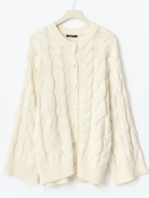 Vit kabelstickad kofta med knappar - Säljer denna oversized kabelstickade kofta från ginatricot💌använd en gång så som ny
