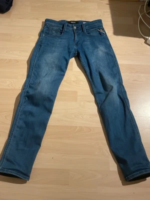 Replay Jeans - Snygga blå jeans från replay. Perfekt för dig som söker ett par stilrena jeans. Modellen är ganska slim. Storlek 30-29