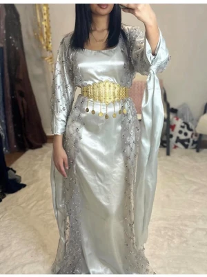 Silverfärgad kurdisk klänning med paljetter - Säljer en elegant silverfärgad kurdisk klänning i glansigt material med paljettprydda detaljer.. Perfekt för dig som vill sticka ut. Passar XS-S-M och en liten L. Sydd för ett högre belopp.