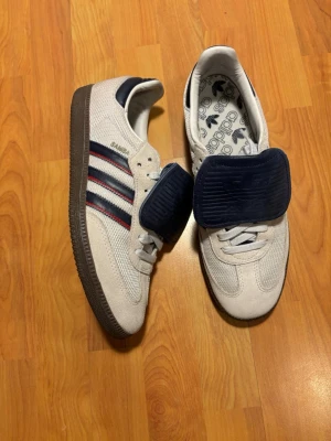 Adidas Samba Lt - Samba lt i storlek 44 men passar som 43. Nyskick enbart använda en gång. Köpta på stockx. Nypris runt 150 dollar. Har du frågor är det bara att höra av dig. 