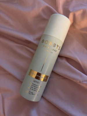 Bobbys Hair Care Detox Torrschampo - Detta torrschampo från Bobbys ger snabbt volym och ren känsla utan tvätt – perfekt för stressiga morgnar eller när du vill förlänga din frisyr. 💛 Den här formulan absorberar fett, ger volym och en lätt detox-effekt för håret, samtidigt som den känns lätt och fräsch.