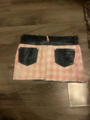 Jeans kjol - Vintage dior kjol köpt för cirka 1000kr använder inte längre paljetterna på framsidan har gått av därför billigare pris.