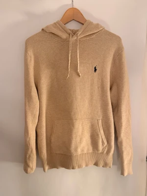Stickad ralph lauren hoodie M - Sällsynt o eftertraktad ralph lauren hoodie som inte säljs längre Nypris cirka 2600kr när man kunde köpa den. Den är bomullsstickad och är riktigt skön o luftig💯Hör gärna av er vid funderingar