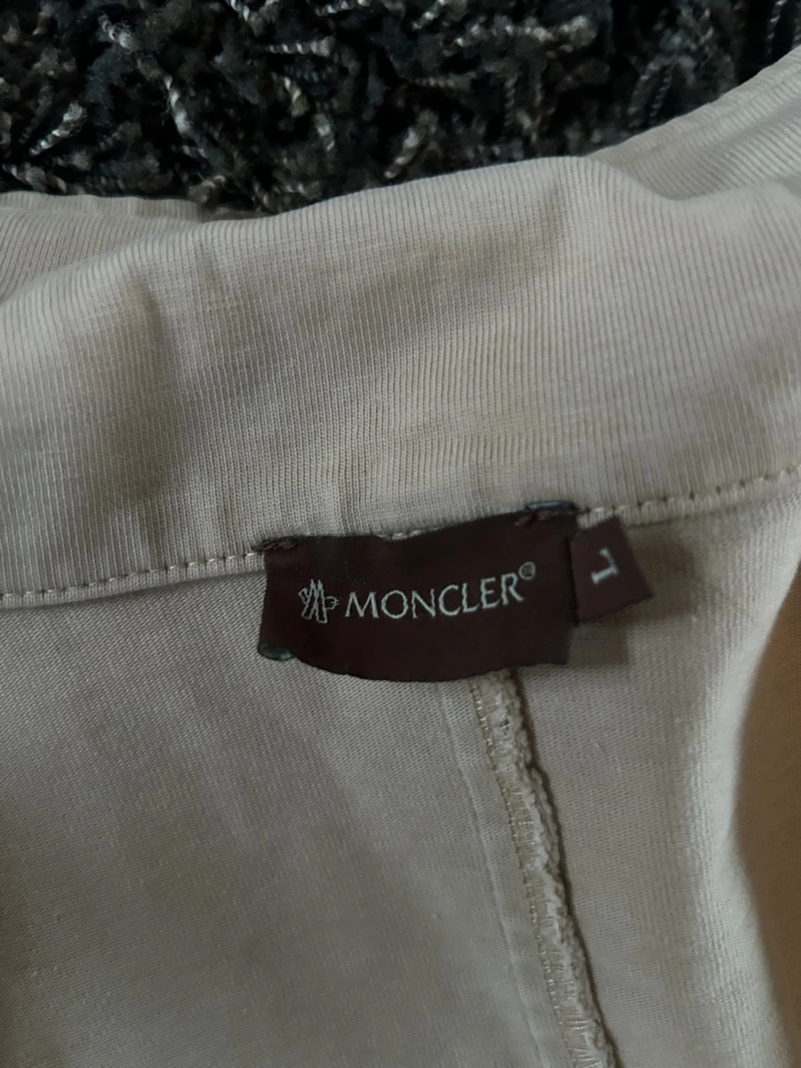 Beige ivershirt från Moncler med fickor - 1