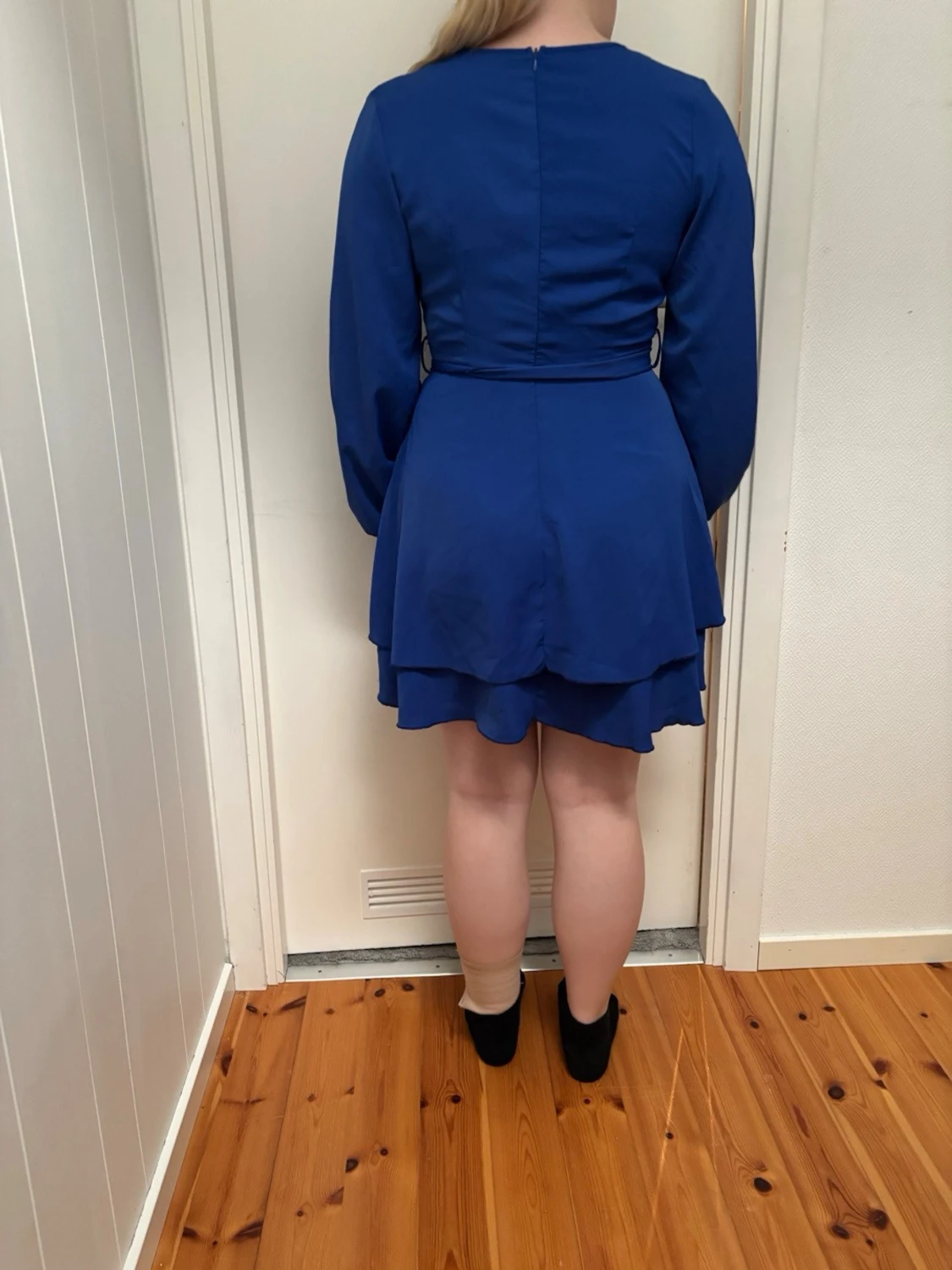 Blå omlottklänning med volang - 1