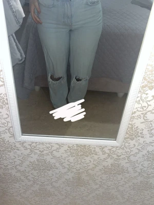Ljusblå jeans - Säljer ett par ljusblåa jeans med hål vid knäna från Gina Tricot. Byxorna är använda några få gånger och är i bra skick. Säljs pga kommer inte till användning. Hör av dig vid frågor. Pris kan diskuteras💗