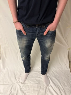 DONDUP GEORGE - Mörkblåa dondup jeans (storlek 33). Nypris 4000 kr vårt pris 1099 kr! Om ni har några frågor kontakta oss!