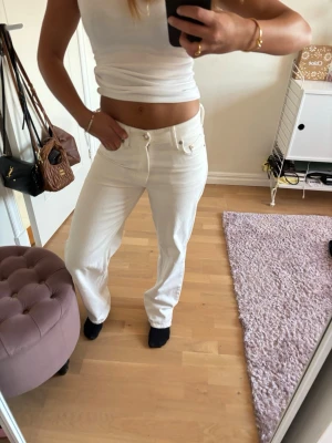 Vita raka jeans  - Vita jeans från hm i storlek 32, passar mig som vanligtvis har 34