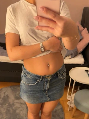 Lågmidjad kort blå jeanskjol - Supersnygg lågmidjad kort jeanskjol i mycket bra skick. Perfekt till sommaren🤩