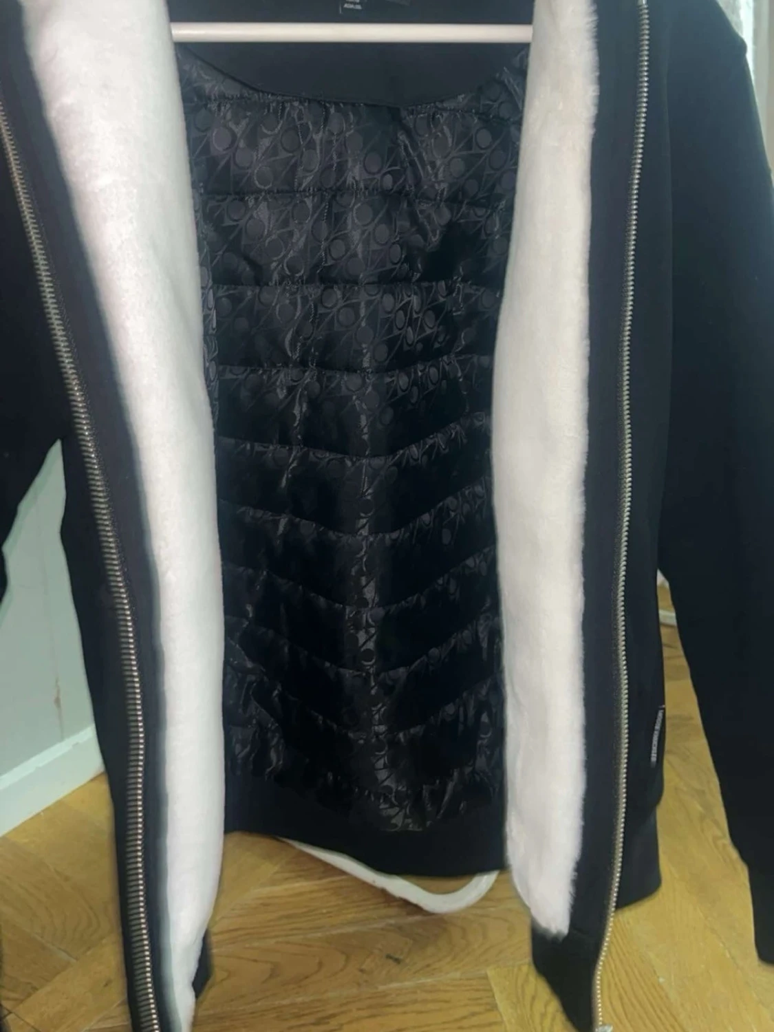 Svart hoodie från Moose Knuckles - 3