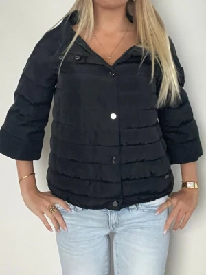 Svart Herno liknande jacka  - Följ för liknande💓 Svart Herno liknande jacka i storlek M men passar även S. Är mycket lik orginalet med knappar krage och trekvartsärm. Från guess i perfekt skick! Pruta inte, tryck köp nu eller skriv vid frågor💓