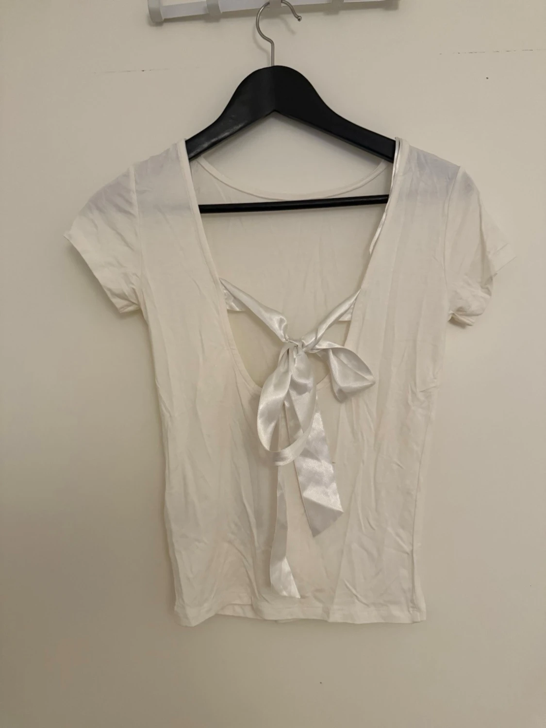 Vit kortärmad topp med knyt - 1