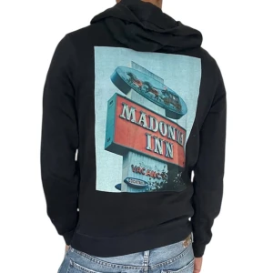 Zadig and Voltaire hoodie  - As get hoodie från Zadig i toppskick, otroligt fet, print där bak. Priset kan diskuteras! M men passar mer som S 