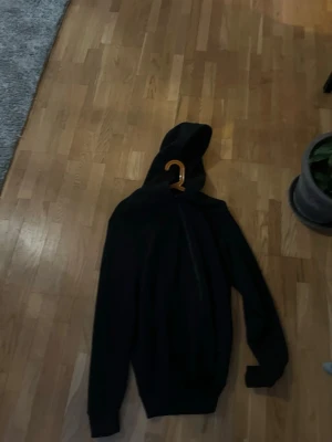 Svart hoodie från Only & Sons XS - Säljer en svart hoodie från Only & Sons i storlek XS. Hoodien har dragkedja framtill, huva med snörning och långa ärmar. Perfekt för dig som gillar en enkel och stilren look. Materialet känns mjukt och bekvämt.