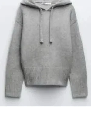Grå stickad hoodie med huva - Mysig grå stickad hoodie med huva och dragsko. Trendig från Zara,som tyvärr inte kommer till användning.