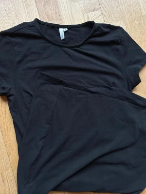 Perfect tee dress - Fin enkel tshirt klänning från Nelly 🖤 endast använd 2 gånger så i superfint skick. 95% bomull