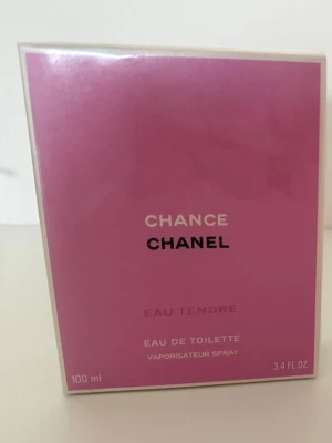 Chanel Chance Eau Tendre 100 ml - Chanel Chance Eau Tendre Eau de Toilette i 100 ml förpackning. Doften kommer i en elegant rosa kartong med silver- och svart text. En klassisk och feminin parfym från Chanel, perfekt för dig som gillar fräscha och blommiga toner.