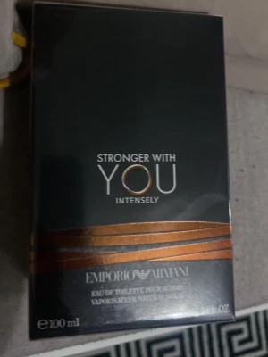 Emporio Armani Stronger With You - Emporio Armani Stronger With You Intensely är en Eau de Toilette för honom. Flaskan är svart med kopparfärgade detaljer och rymmer 100 ml. Doften är modern och maskulin, perfekt för dig som gillar exklusiva parfymer med stilren design.