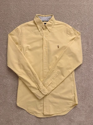 Ralph lauren skjorta - Ralph lauren skjorta i storlek S. Sparsamt använd! Tveka inte att höra av dig vid eventuella frågor. 