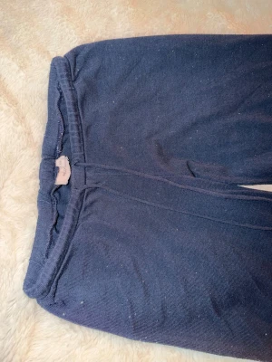 Nelly byxor  - Hej! Säljer dessa Nelly my chill pants dom är lite noppiga men fint skick annars😊