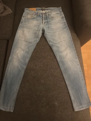 Dondup jeans - Snygga dondup jeans som har tvätt o lätt slitning vid fickorna i stolek 31