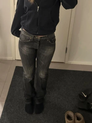 low waist y2k jeans - Säljer y2k jeans🩷