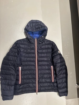 Moncler Athenes  - Tja säljer nu denna unika moncler jacka i väldigt bra skick, självklart är jackan autentisk och det är bara att höra av dig vid frågor, jackan är storlek 2 sitter ungefär som M.
