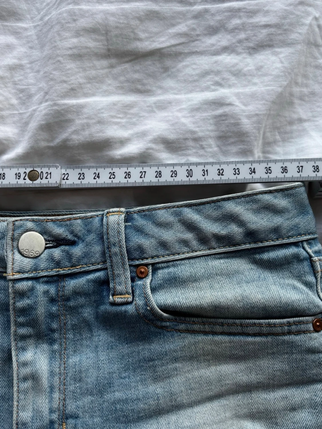 Ljusblå slitna jeansshorts - 2