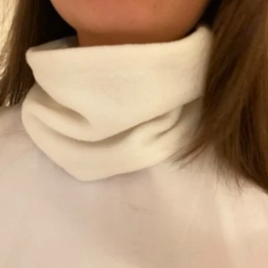 Vit buff - Handsydd mjuk fleecebuff i en vit färg!