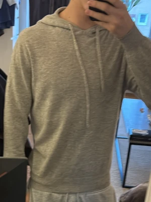 Cashmere tröja  - Cashmere tröja som inte används så mycket lite sönder på armbågen men de lagat