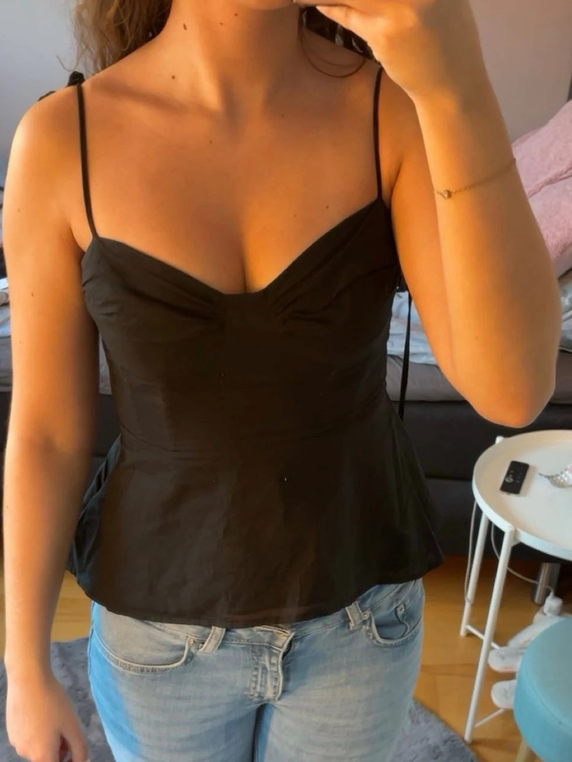 Svart linnetopp med smala axelband